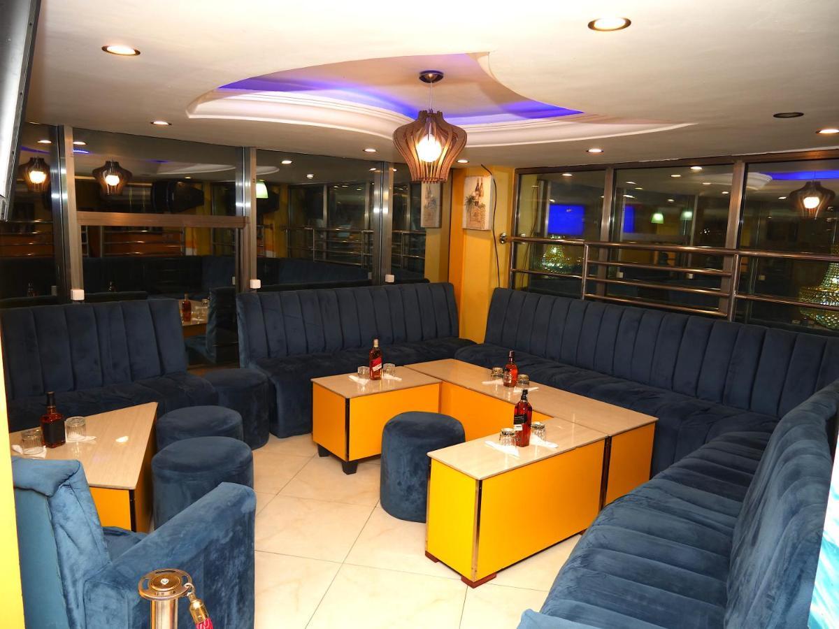 דואלה Marriot Metropolitan Hotel מראה חיצוני תמונה